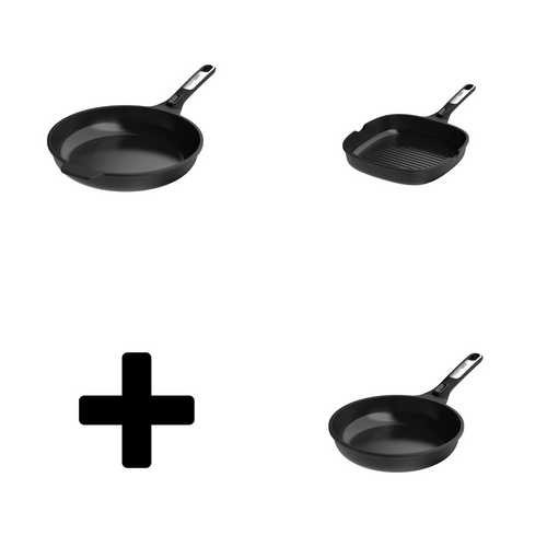 Render van een set van drie zwarte LEO Phantom pannen met het BergHOFF logo op het handvat, waaronder een grillpan en twee gewone pannen, met daarnaast een groot plus-teken.